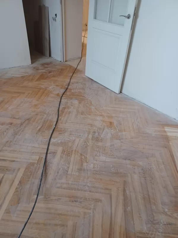 Skujas veida parkets.