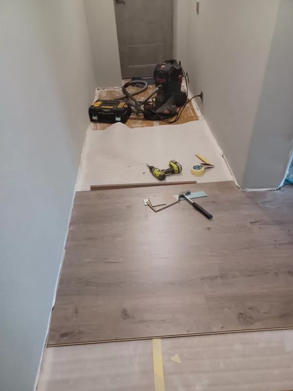 Lamināta un 3 slāņu parketa ieklāšana.