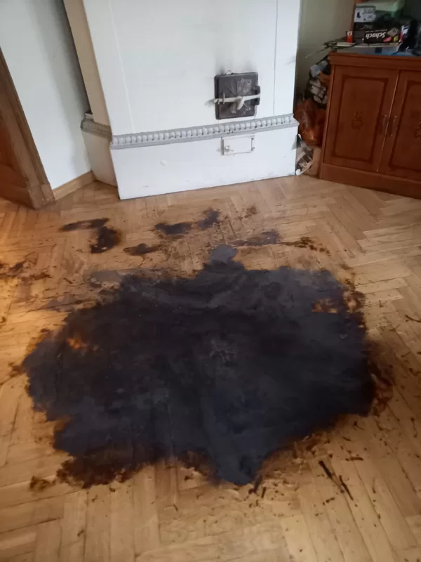 Degošais parkets :) Ja labi grib, tad var arī šādu cietušu parketu izslīpēt.